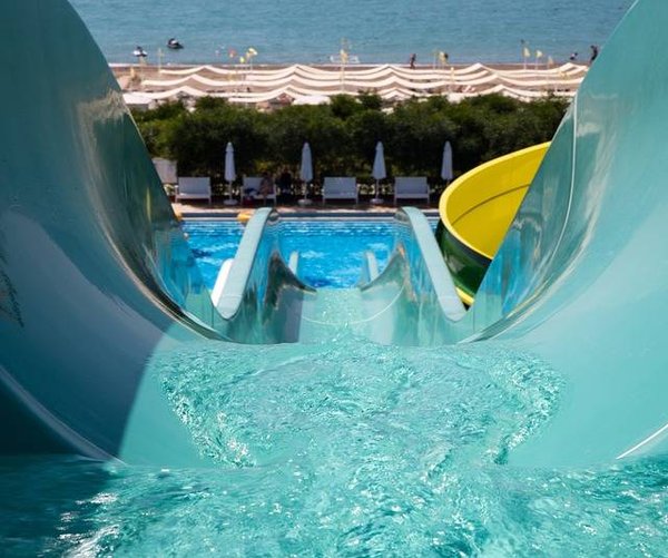 Camping avec toboggan aquatique dans le sud de la France